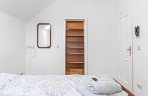 Grinzing Apartment | well-renovated private room in a 7-room house GR2