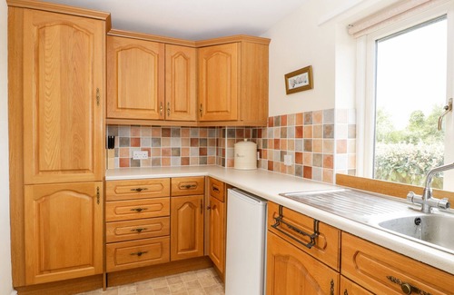 Highbridge Cottage | WELLFIELD COTTAGE, family friendly, with a garden in Mark