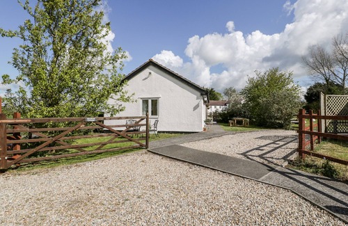 Highbridge Cottage | WELLFIELD COTTAGE, family friendly, with a garden in Mark