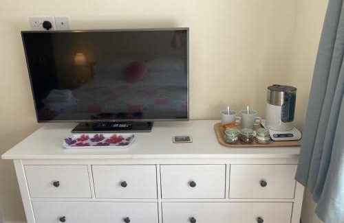 Wellington Bed & Breakfast | Wellington view one en suite shower and super king bed