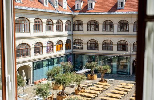 Graz City Centre Apartment | Wellness Retreat for 2 with Private Sauna & Whirlpool - Free Parking, Quiet City Center by HERO HOMES