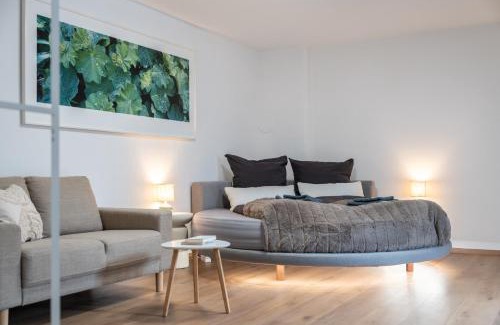 Graz City Centre Apartment | Wellness Retreat for 2 with Private Sauna & Whirlpool - Free Parking, Quiet City Center by HERO HOMES