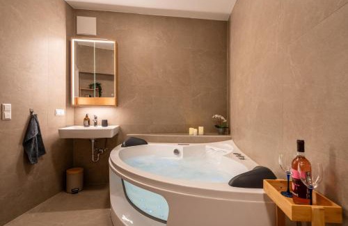 Graz City Centre Apartment | Wellness Retreat for 2 with Private Sauna & Whirlpool - Free Parking, Quiet City Center by HERO HOMES