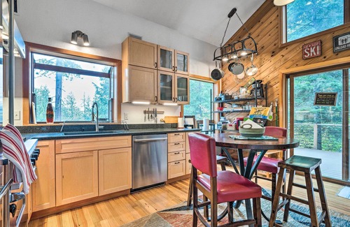 Wenatchee House | Wenatchee Retreat w/Deck < 4 Mi to Skiing!
