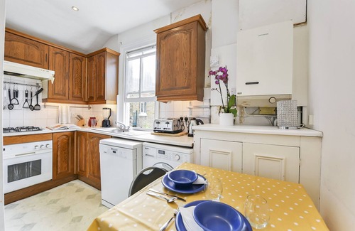 Shepherd's Bush Apartment | West central family flat, The Groves, Shepherds Bush