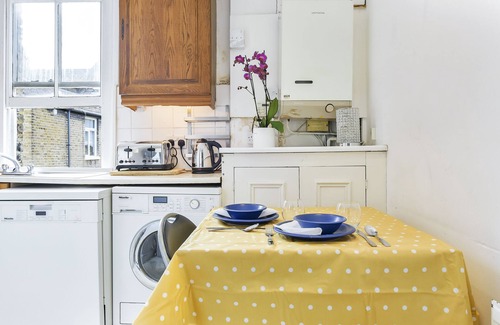 Shepherd's Bush Apartment | West central family flat, The Groves, Shepherds Bush