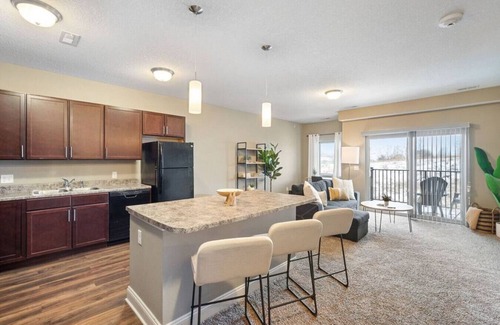West Des Moines Apartment | West Des Moines- Garage, Gym, Pool, Jordan Creek