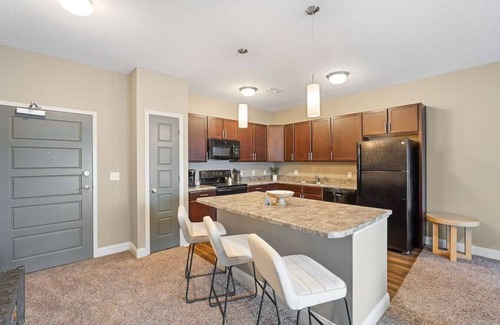 West Des Moines Apartment | West Des Moines- Garage, Gym, Pool, Jordan Creek