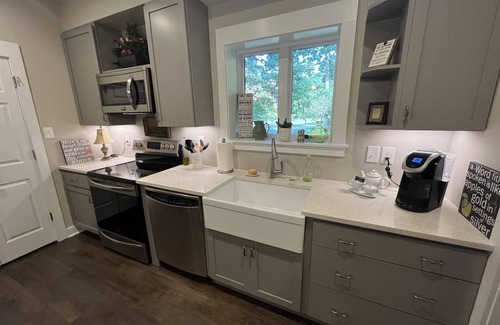 Ashley Oaks Cottage | West Knoxville - Guest Cottage in Private Wooded Neighborhood