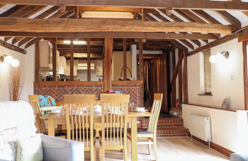 Kingsnorth Cottage | WEST LODGE, family friendly, character holiday cottage in Kingsnorth
