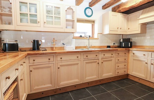 Kingsnorth Cottage | WEST LODGE, family friendly, character holiday cottage in Kingsnorth