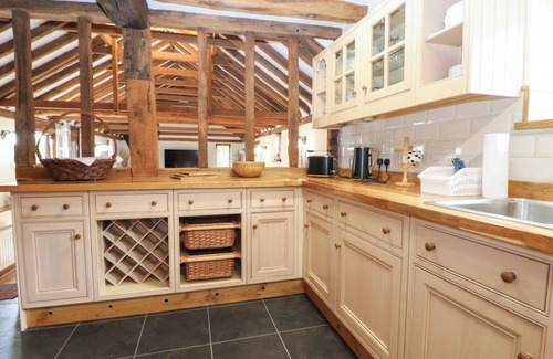 Kingsnorth Cottage | WEST LODGE, family friendly, character holiday cottage in Kingsnorth