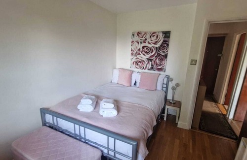 North Acton Apartment | West-London minimalism with parking on premises
