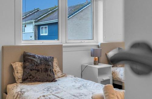 Whitburn Apartment | West Lothian 5 Beds + car space