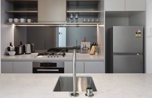 West Melbourne Apartment | West Melbourne 2-Bed Steps from Flagstaff Gardens