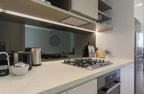 West Melbourne Apartment | West Melbourne 2-Bed Steps from Flagstaff Gardens
