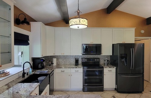 Sioux Falls House | West Sioux Falls Retreat - private 3-bedroom acreage with heated pool