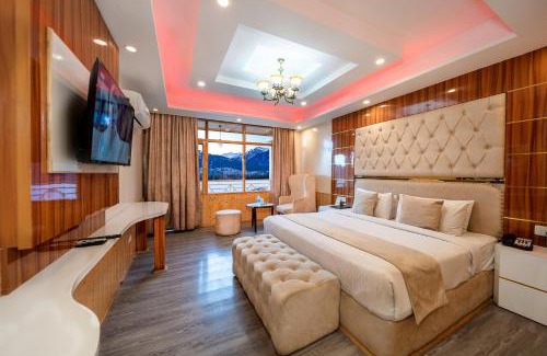 Old Manali Hotel | West Western Resort Manali #NearToMallRoad #Gym #Lawn #PlayingZone #PoolTable #KidsFriendly #MountainView #TableTennis #FamilyFriendly #PrivateParking
