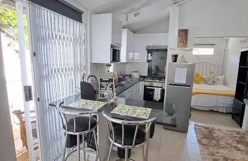 Greater Johannesburg Metropolitan Area Apartment | Westcliff Drive Lemon Tree Cottage