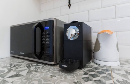 Ujlipotvaros Apartment | Westend 1-bedroom apartment with AC, WiFi in delightful Budapest