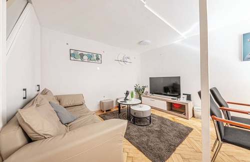 Ujlipotvaros Apartment | Westend Loft – Chic 2BR w AC by Nyugati & M3 metro