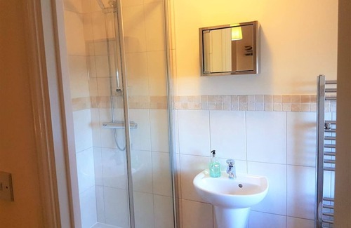 Swindon Apartment | Westlecot House - 3 bed, 2 bath, Sleeps 7