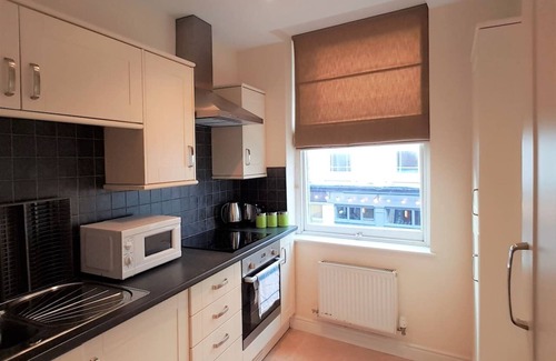 Swindon Apartment | Westlecot House - 3 bed, 2 bath, Sleeps 7