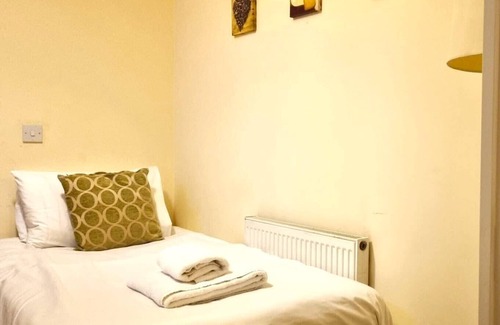 Swindon Apartment | Westlecot House - 3 bed, 2 bath, Sleeps 7