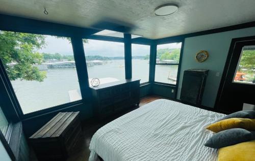 Osage Beach House | Wet Feet Retreat - With Onsite Boat Rental!