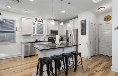 Montopolis House | WeWelcome You to Austin Downtown Sleeps 10
