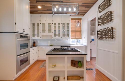 Columbus House | WFH Friendly Abode with Balcony in Columbus!