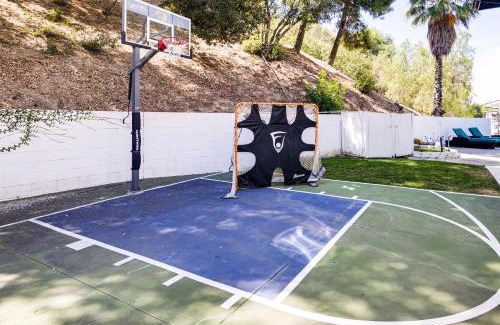Encino House | WFH Friendly Spacious Hillside Retreat in Encino
