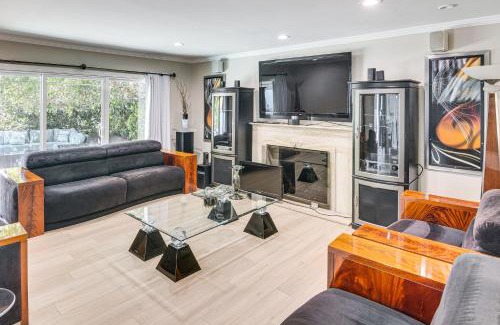 Encino House | WFH Friendly Spacious Hillside Retreat in Encino