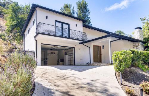Encino House | WFH Friendly Spacious Hillside Retreat in Encino