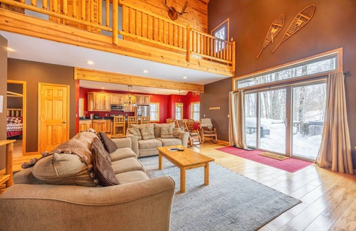 Timberline House | WH69-Private Lodge, Fire Pit! Hot tub! Pets ok! A/C
