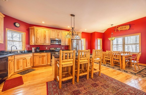 Timberline House | WH69-Private Lodge, Fire Pit! Hot tub! Pets ok! A/C