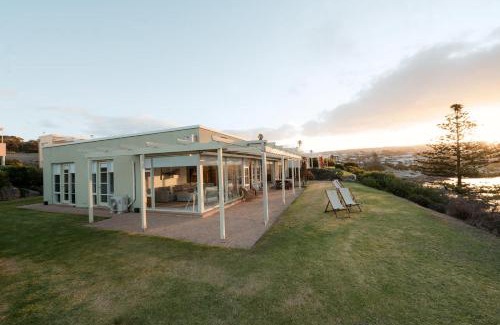 Encounter Bay Villa | Whalers Rest Ocean front Whale watching