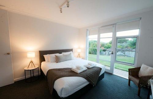 Encounter Bay Villa | Whalers Rest Ocean front Whale watching