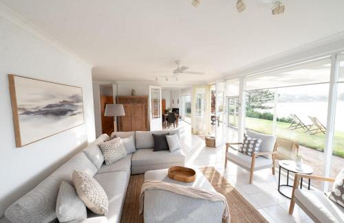 Encounter Bay Villa | Whalers Rest Ocean front Whale watching