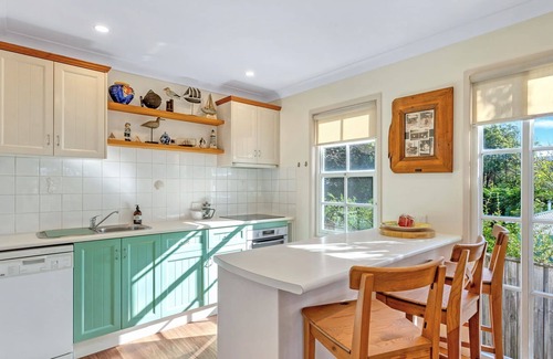 Hyams Beach Cottage | Whalers Retreat superb 3 bedroom cottage in a quiet pocket of Hyams Beach.