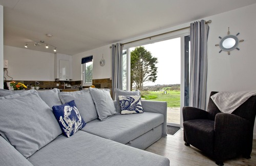 Helford Passage Cottage | WHEAL TOR LODGE, pet friendly, with a garden in Helston