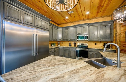 Hochatown Cabin | When Nature Calls: Sleeps 35 + Bunk Room + Game Room