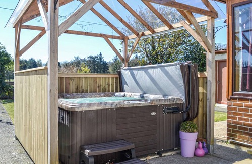 Stranraer Cottage | Where better to enjoy the hot tub in this delightful and private garden.