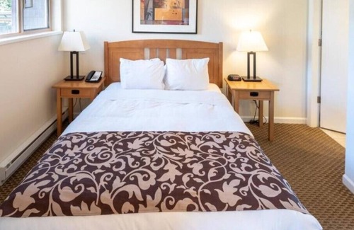 Village North Resort | Whiski Jack At Tyndall Stone Lodge- Spacious 2 Bedroom W/Full Kitchen