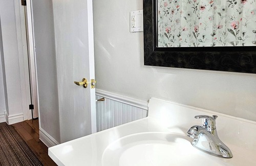 Charlotte's Shore Other | Whispering Meadows Manor is a 4 bedroom 1.5 bath country home