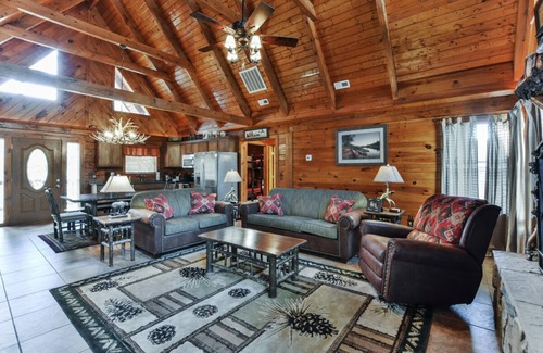 Branson Cedars Cabin | Whispering Moose | 3 Bed, 2 Bath