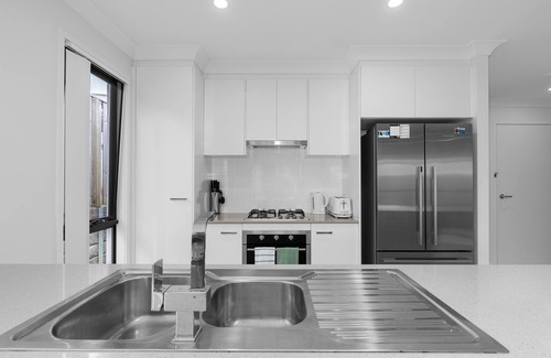 Pimpama House | Whispering Pines - Stylish 3BR Duplex close to M1