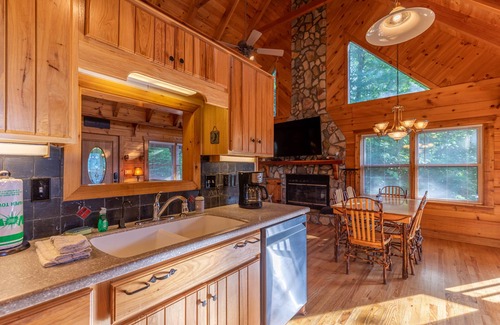 Boone House | Whispering Ridge Retreat - 7 mins. to downtown Boone, hot tub, great views, pool table!