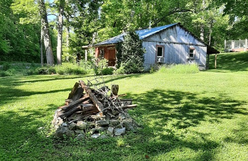 Fairview Cabin | Whispering Waters Cabin on The Creek