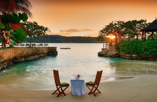 Discovery Bay Villa | Whispering Waters Villa- Exclusive Beachfront Retreat. Pool, & Spacious Terraces